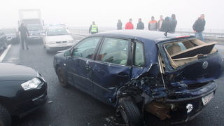 Zagreb, 161111.
Zagrebacka obilaznica, smjer istok, na mostu prije cvora Ivanja Reka, u jutrosnjoj magli oko 7 i 30 sati , sudarilo se dvadesetak automobila, a ozlijedjeno je vise osoba.
Foto: Goran Mehkek / Cropix