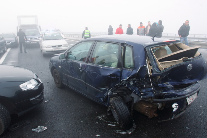 Zagreb, 161111.
Zagrebacka obilaznica, smjer istok, na mostu prije cvora Ivanja Reka, u jutrosnjoj magli oko 7 i 30 sati , sudarilo se dvadesetak automobila, a ozlijedjeno je vise osoba.
Foto: Goran Mehkek / Cropix