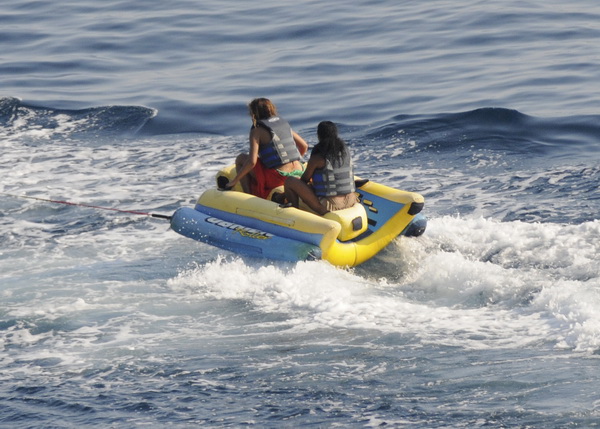 Dubrovnik, 180809.
Jedna od najpopularnijih svjetskih pjevacica Beyonce Knowles u pratnji supruga, americkog repera i producenta Jay-Z-a odmara se na luksuznoj jahti Va bene usidrenoj ispred dubrovackog hotela Argentina.
Na fotografiji: Beyonce s prijatel Dubrovnik, 180809.
Jedna od najpopularnijih svjetskih pjevacica Beyonce Knowles u pratnji supruga, americkog repera i producenta Jay-Z-a odmara se na luksuznoj jahti Va bene usidrenoj ispred dubrovackog hotela Argentina.
Na fotografiji: Beyonce s prijatel