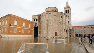 Zadar, 010912.
Nakon visemjesecne suse u Zadru se u subotu ujutro dogodio potop. Kisa je uz povremenu jaku grmljavinu pocela padati pred zoru, oko pet sati i jos nije prestala padati. Ogromne kolicine kise prekrile su prometnice na godinama poznatim kriti