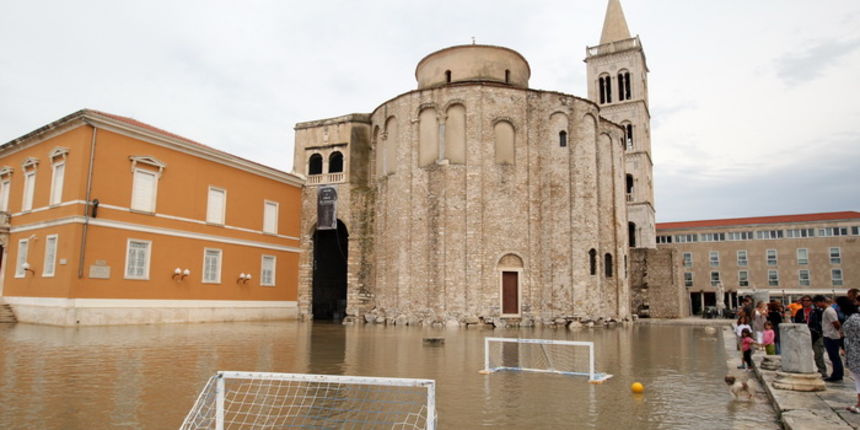 Zadar, 010912.
Nakon visemjesecne suse u Zadru se u subotu ujutro dogodio potop. Kisa je uz povremenu jaku grmljavinu pocela padati pred zoru, oko pet sati i jos nije prestala padati. Ogromne kolicine kise prekrile su prometnice na godinama poznatim kriti