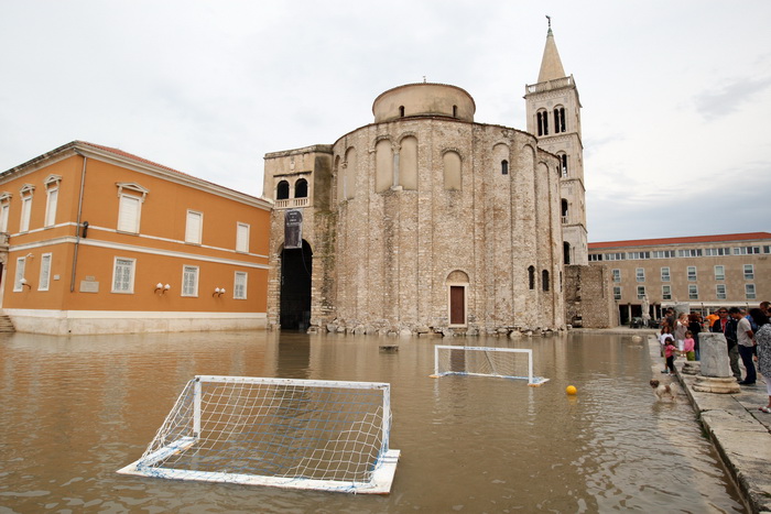 Zadar, 010912.
Nakon visemjesecne suse u Zadru se u subotu ujutro dogodio potop. Kisa je uz povremenu jaku grmljavinu pocela padati pred zoru, oko pet sati i jos nije prestala padati. Ogromne kolicine kise prekrile su prometnice na godinama poznatim kriti