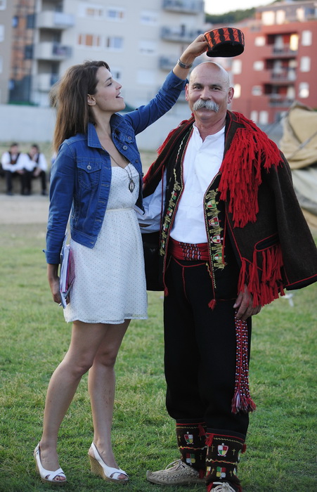 Sibenik, 030612.
Stadion Subicevac.
Veceras je odrzan humanitarni koncert “Sibenska srca za nasu dicu” na kojem su prikupljana sredstva za lijecenje djece oboljele od malignih bolesti. Koncert je vodila poznata glumica Doris Pincic, a nastupile su mnoge e Sibenik, 030612.
Stadion Subicevac.
Veceras je odrzan humanitarni koncert “Sibenska srca za nasu dicu” na kojem su prikupljana sredstva za lijecenje djece oboljele od malignih bolesti. Koncert je vodila poznata glumica Doris Pincic, a nastupile su mnoge e