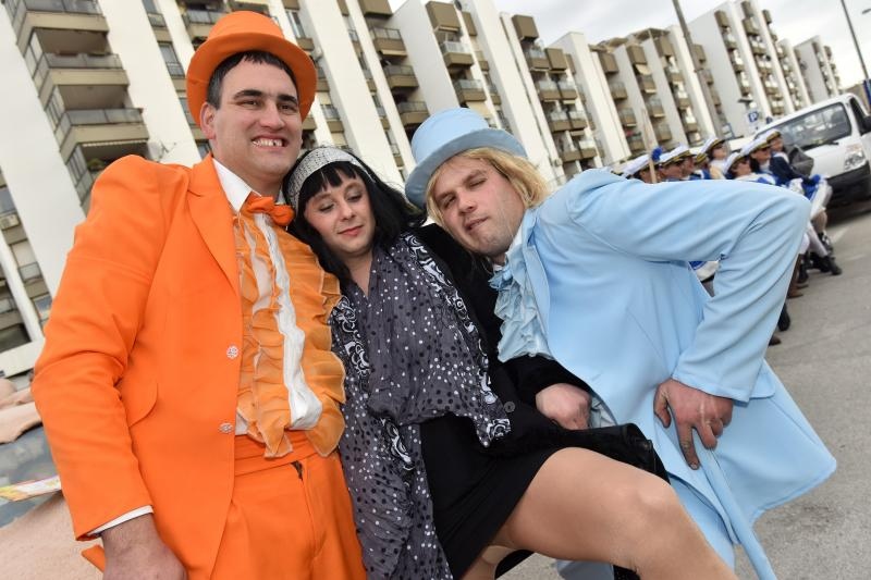 Karnevalska povorka okupila se na parkiralistu kod ‘Ljepotice’ a potom je krenula prema sredisnjem gradskom Trgu. Photo: Dino Stanin/PIXSELL