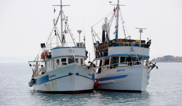 Zadar, 080411
Jutros u 5.30 nesretnog 56. godisnjeg Josipa Loncara iz Preka ribara na ribarici Morski pas povukla je mreza na dubinu od 60 metara prilikom cega se nesretni ribar utopio.
Na fotografiji: ocevid je izvrsen na Viru.
Foto : Andrija Lucic / cro
