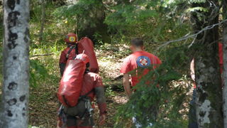 Zadar, 090612.Danas su spasitelji HGSSa odradili akciju spasavanja unesrecenog speleologa Marjana Marovica koji je dozivio nesrecu u jami Kita Gacesina. U akciji je sudjelovalo oko 150 gorski spasioca te su uspjesno izvukli speleologa na sigurno.Foto: H