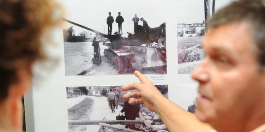 Zadar, 031011.
Gradska knjiznica Zadar  danas je otvorenjem izlozbe po nazivom  ” Da se ne zaboravi ” obiljezila 20 godina od razaranja Knezeve palace mjesta gdje se nekoc knjiznica nalazila.
Foto: Andrija Lucic / Cropix