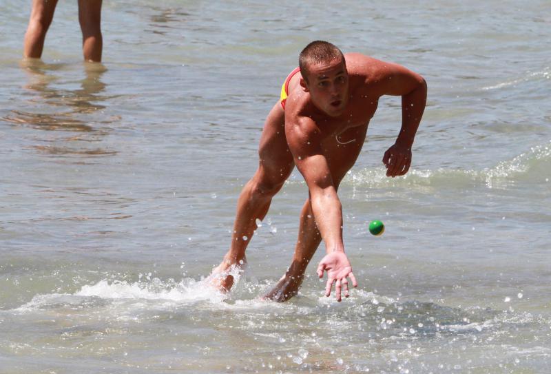 Opis 21.06.2014., Split – Ekolosko drustvo Picigin Bacvice kroz program Dani Bacvica 2014 obiljezava 90 godina igranja picigina te su organizirali jubilarno 10. Prvenstvo svijeta u piciginu. Pobjedu je u finalu osvojila momcad Zbirac. Photo: Ivana Ivano Opis 21.06.2014., Split – Ekolosko drustvo Picigin Bacvice kroz program Dani Bacvica 2014 obiljezava 90 godina igranja picigina te su organizirali jubilarno 10. Prvenstvo svijeta u piciginu. Pobjedu je u finalu osvojila momcad Zbirac. Photo: Ivana Ivano