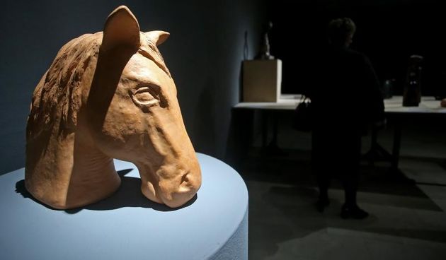 Muzej za umjetnost i obrt – Projekt Pogled u tamu i izlozba Sanje Falisevac Ljudi i dodiri. Gradjani su sa povezom na ocima prosetali sa slijepim osobama i psima vodicima od Cvjetnog trga do Muzeja za umjetnost i obrt. Photo: Igor Kralj/PIXSELL