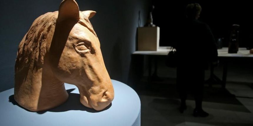 Muzej za umjetnost i obrt – Projekt Pogled u tamu i izlozba Sanje Falisevac Ljudi i dodiri. Gradjani su sa povezom na ocima prosetali sa slijepim osobama i psima vodicima od Cvjetnog trga do Muzeja za umjetnost i obrt. Photo: Igor Kralj/PIXSELL Muzej za umjetnost i obrt – Projekt Pogled u tamu i izlozba Sanje Falisevac Ljudi i dodiri. Gradjani su sa povezom na ocima prosetali sa slijepim osobama i psima vodicima od Cvjetnog trga do Muzeja za umjetnost i obrt. Photo: Igor Kralj/PIXSELL