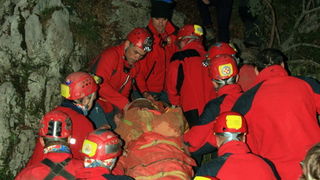 Zadar, 090612.
Danas su spasitelji HGSSa odradili akciju spasavanja unesrecenog speleologa Marjana Marovica koji je dozivio nesrecu u jami Kita Gacesina. U akciji je sudjelovalo oko 150 gorski spasioca te su uspjesno izvukli speleologa na sigurno.
Foto: H