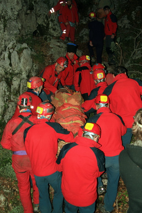Zadar, 090612.
Danas su spasitelji HGSSa odradili akciju spasavanja unesrecenog speleologa Marjana Marovica koji je dozivio nesrecu u jami Kita Gacesina. U akciji je sudjelovalo oko 150 gorski spasioca te su uspjesno izvukli speleologa na sigurno.
Foto: H
