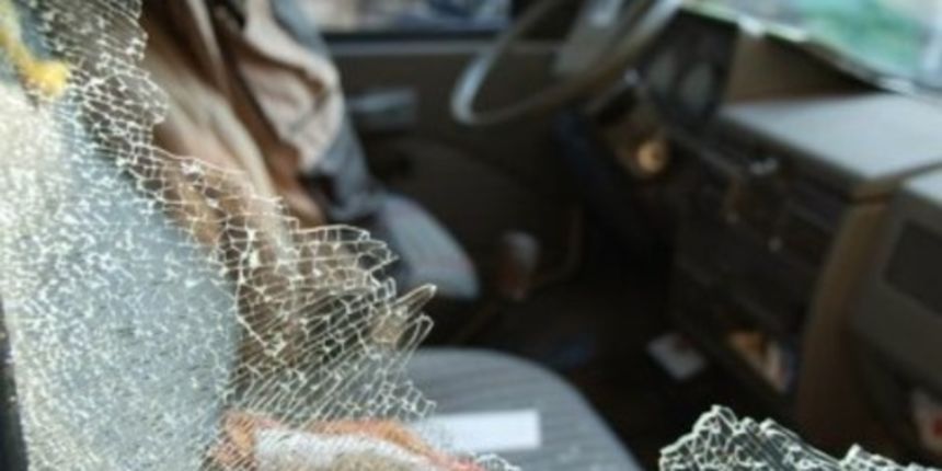 Kamenovali bus s braniteljima koji su se vraćali iz Vukovara, foto: 24sata Kamenovali bus s braniteljima koji su se vraćali iz Vukovara, foto: 24sata