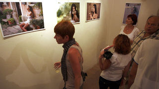 Zadar, 010709.
Stephan Lupino otvorio je veceras izlozbu fotografija u Kapetanovoj kuli na trgu Pet bunara. 
Na fotografiji: posjetitelji izlozbe.
Foto: Jure Miskovic / CROPIX