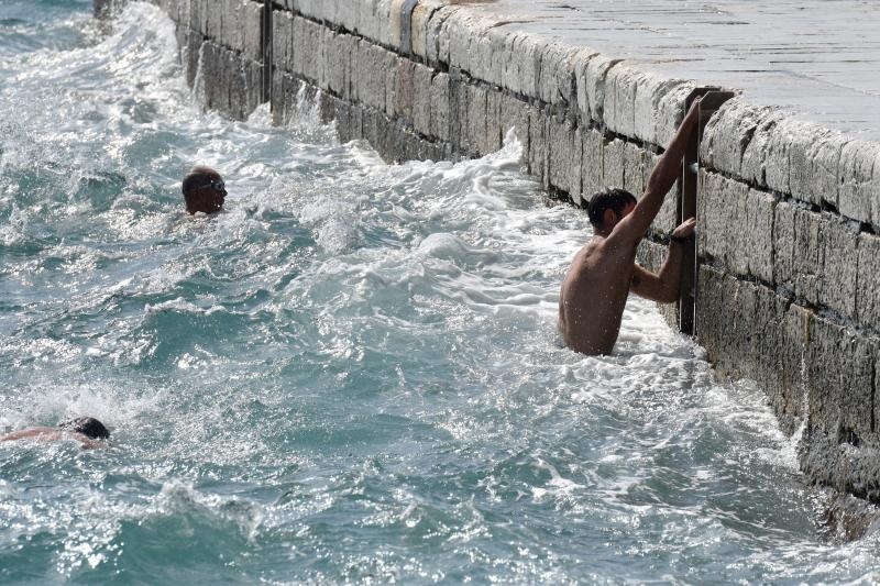 Guštanje u jugu na zadarskoj rivi 15. rujna 2015. Foto: Dino Stanin/PIXSELL