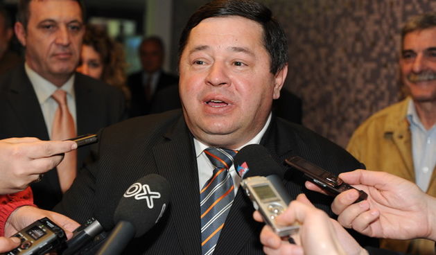 Biograd, 260310.
U Biogradu se odrzava 12. Medjunarodna manifestacija maslinara, uljara i sirara “Nocnjak 2010 “. Manifestaciju je posjetio i ministar Petar Cobankovic.
Na slici Petar Cobankovic daje izjavu za medije.
Foto: Andrija Lucic / Cropix