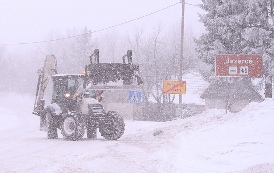 Snijeg zabijelio Plitvice (Foto: M. Pusic, CROPIX)