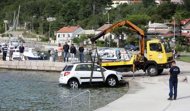 Bakarac: Auto preletio kupačima preko glave i završio u moru Bakarac: Auto preletio kupačima preko glave i završio u moru