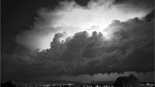 Jutros oko 4 sata nad Zadrom se sručila snažna ljetna grmljavinska nevera praćena snažnom kišom a mjestimično i tučom koja je portajala nekih pola sata Jutros oko 4 sata nad Zadrom se sručila snažna ljetna grmljavinska nevera praćena snažnom kišom a mjestimično i tučom koja je portajala nekih pola sata