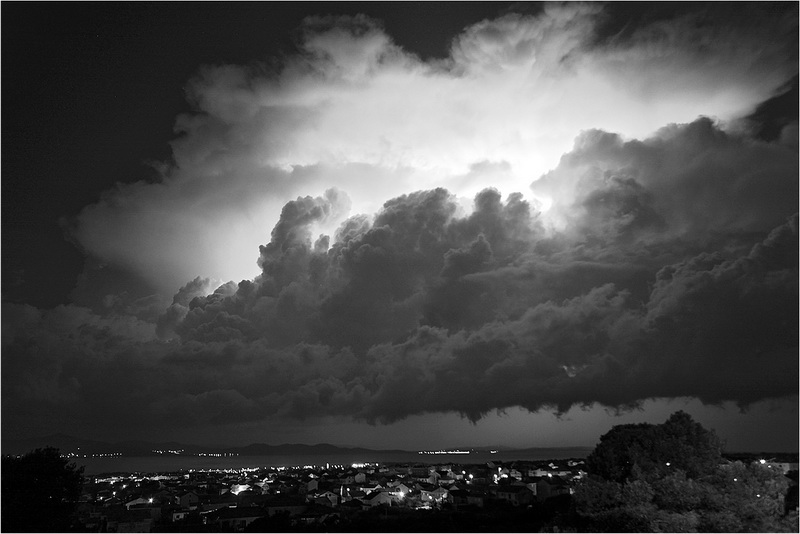 Jutros oko 4 sata nad Zadrom se sručila snažna ljetna grmljavinska nevera praćena snažnom kišom a mjestimično i tučom koja je portajala nekih pola sata Jutros oko 4 sata nad Zadrom se sručila snažna ljetna grmljavinska nevera praćena snažnom kišom a mjestimično i tučom koja je portajala nekih pola sata