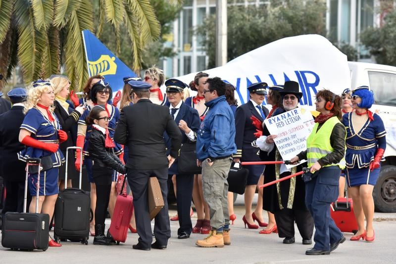 Karnevalska povorka krenula je s Branimirove obale prema Poluotoku. Photo: Dino Stanin/PIXSELL