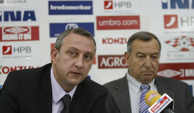 Split, 120210.
Poljud.
Nadzorni odbor Hajduka na danasnjoj je sjednici izabrao novog trenera. Stanko Poklepovic tako ce zamijeniti Edoarda Reju na klupi splitskog kluba.
Na fotografiji: predsjednik Hajduka Josko Svagusa i novoizabrani trener Stanko Poklep