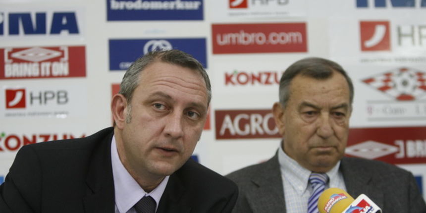 Split, 120210.
Poljud.
Nadzorni odbor Hajduka na danasnjoj je sjednici izabrao novog trenera. Stanko Poklepovic tako ce zamijeniti Edoarda Reju na klupi splitskog kluba.
Na fotografiji: predsjednik Hajduka Josko Svagusa i novoizabrani trener Stanko Poklep