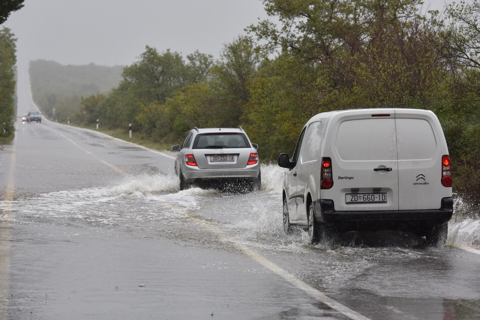 Zbog zarobljenog kamiona ne prometuje se cestom Poljica- Mazija