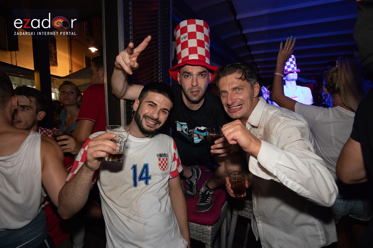Čudesna noć: Velika fešta ulicama Zadra nakon plasmana Vatrenih u finale SP Čudesna noć: Velika fešta ulicama Zadra nakon plasmana Vatrenih u finale SP