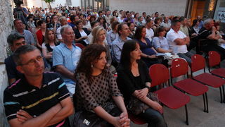 Zadar, 0306211.
Na trgu kog novog Kazalista lutaka odrzana je smotra klapa “O, mili Zadre moj”.
Na slici: publika.
Foto: Vladimir Ivanov / CROPIX Zadar, 0306211.
Na trgu kog novog Kazalista lutaka odrzana je smotra klapa “O, mili Zadre moj”.
Na slici: publika.
Foto: Vladimir Ivanov / CROPIX
