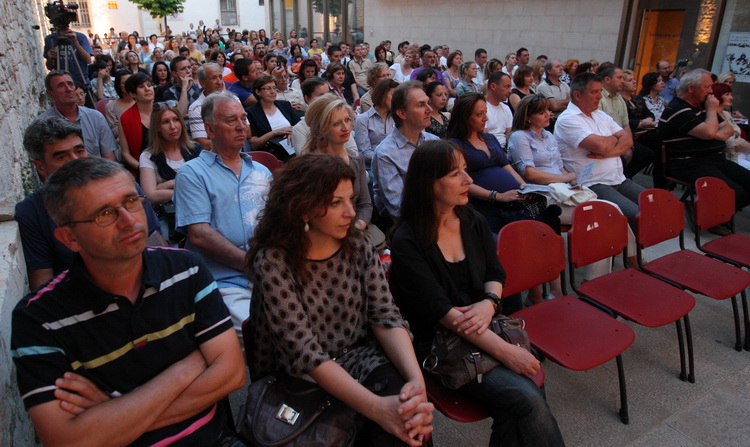 Zadar, 0306211.
Na trgu kog novog Kazalista lutaka odrzana je smotra klapa “O, mili Zadre moj”.
Na slici: publika.
Foto: Vladimir Ivanov / CROPIX Zadar, 0306211.
Na trgu kog novog Kazalista lutaka odrzana je smotra klapa “O, mili Zadre moj”.
Na slici: publika.
Foto: Vladimir Ivanov / CROPIX