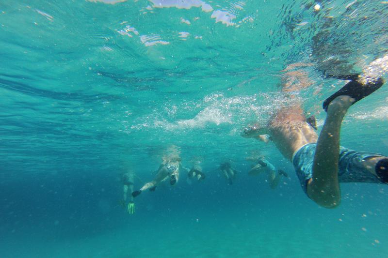 25.07.2013., Dugi otok, Sakarun – Uzduz i poprijeko Dugog otoka u zadarskom arhipelagu u ljetnim danima prepuno je turista, a najomiljenija plaza zasigurno je Sakarun, koja sa nalazi u uvali pokraj mjesta Veli Rat. Pjeskovita plaza sa tirkizno cistim mo