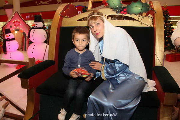 Sv. Luce razveselila mališane u Supernova centru, Foto: Iva Perinčić Sv. Luce razveselila mališane u Supernova centru, Foto: Iva Perinčić