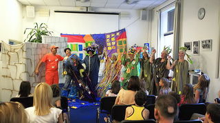 U Gradskoj knjižnici roditelji djece vrtića “Jadran” odigrali su predstavu “Kuća za smeće”, Foto. Roberto Lerga U Gradskoj knjižnici roditelji djece vrtića “Jadran” odigrali su predstavu “Kuća za smeće”, Foto. Roberto Lerga