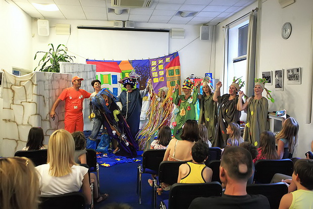 U Gradskoj knjižnici roditelji djece vrtića “Jadran” odigrali su predstavu “Kuća za smeće”, Foto. Roberto Lerga U Gradskoj knjižnici roditelji djece vrtića “Jadran” odigrali su predstavu “Kuća za smeće”, Foto. Roberto Lerga