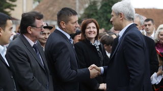 Gracac, 251110.
Danas popodne predsjednik Srbije Boris Tadic i predsjenik Hrvatske Ivo Josipovic posjetili su Gracac i sajam tradicijskih proizvoda i obrta pod nazivom Jesen u Gracacu.
Na slici: Tadic i nacelnik Gracaca Goran Djekic.
Foto: Jure Miskovic / Gracac, 251110.
Danas popodne predsjednik Srbije Boris Tadic i predsjenik Hrvatske Ivo Josipovic posjetili su Gracac i sajam tradicijskih proizvoda i obrta pod nazivom Jesen u Gracacu.
Na slici: Tadic i nacelnik Gracaca Goran Djekic.
Foto: Jure Miskovic /