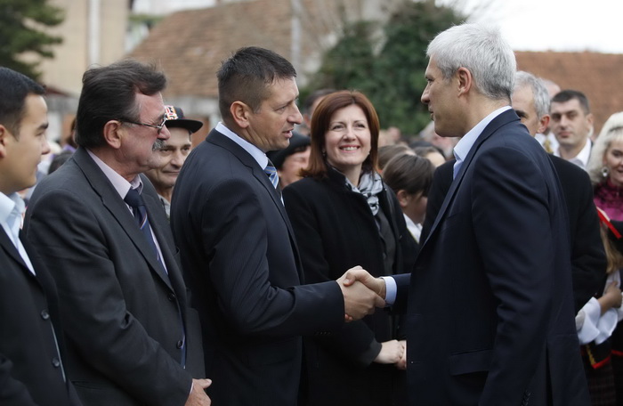 Gracac, 251110.
Danas popodne predsjednik Srbije Boris Tadic i predsjenik Hrvatske Ivo Josipovic posjetili su Gracac i sajam tradicijskih proizvoda i obrta pod nazivom Jesen u Gracacu.
Na slici: Tadic i nacelnik Gracaca Goran Djekic.
Foto: Jure Miskovic / Gracac, 251110.
Danas popodne predsjednik Srbije Boris Tadic i predsjenik Hrvatske Ivo Josipovic posjetili su Gracac i sajam tradicijskih proizvoda i obrta pod nazivom Jesen u Gracacu.
Na slici: Tadic i nacelnik Gracaca Goran Djekic.
Foto: Jure Miskovic /