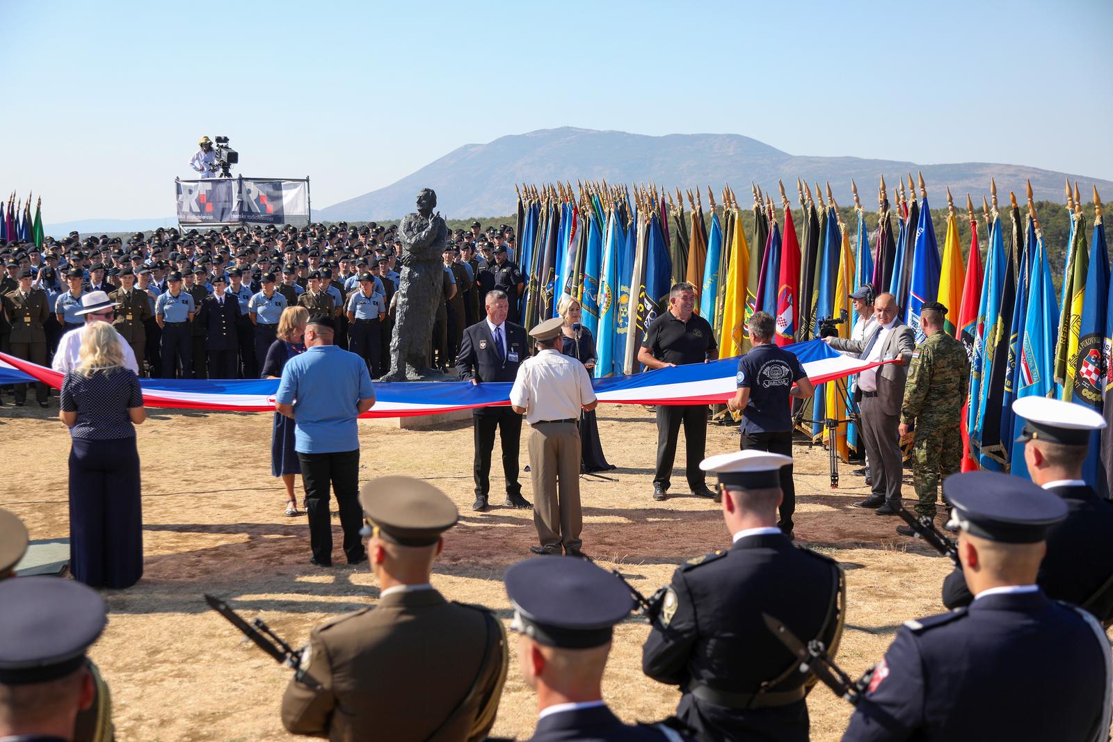 Dan pobjede i domovinske zahvalnosti, Knin: Podizanje zastave Dan pobjede i domovinske zahvalnosti, Knin: Podizanje zastave