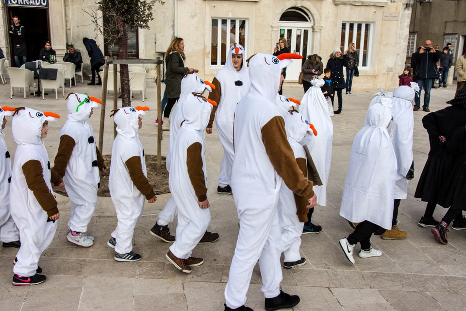 Paški zimski karneval 2017.- Maškarane skupine u karnevalskoj povorci Paški zimski karneval 2017.- Maškarane skupine u karnevalskoj povorci