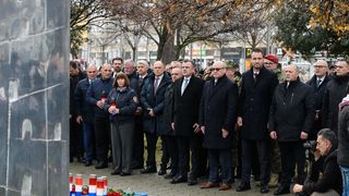 Zadar: Odavanje počasti kod spomenika hrvatskim braniteljima povodom obljetnice VRO Maslenica Zadar: Odavanje počasti kod spomenika hrvatskim braniteljima povodom obljetnice VRO Maslenica