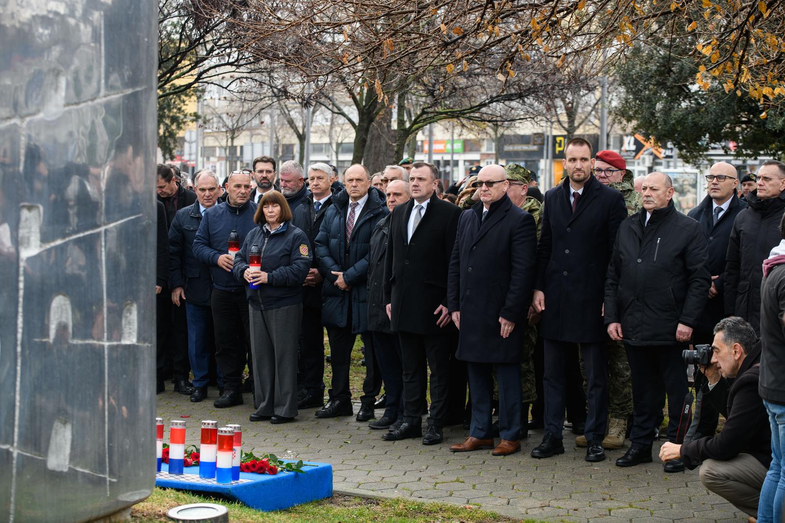 Zadar: Odavanje počasti kod spomenika hrvatskim braniteljima povodom obljetnice VRO Maslenica Zadar: Odavanje počasti kod spomenika hrvatskim braniteljima povodom obljetnice VRO Maslenica