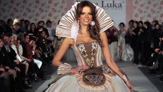 Skopje, Makedonija, 301010.
Sinoc je poceo ‘fashion weekend’ u Skopju. Na otvaranju
‘fashion weekend’-a revijom se predstavila poznata makedonska dizajnerica Elena Luka.
Na slici: lijepe manekenke su nosile modele u baroknom stilu.
Foto: Maja Zlatevska / Skopje, Makedonija, 301010.
Sinoc je poceo ‘fashion weekend’ u Skopju. Na otvaranju
‘fashion weekend’-a revijom se predstavila poznata makedonska dizajnerica Elena Luka.
Na slici: lijepe manekenke su nosile modele u baroknom stilu.
Foto: Maja Zlatevska /