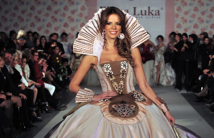 Skopje, Makedonija, 301010.
Sinoc je poceo ‘fashion weekend’ u Skopju. Na otvaranju
‘fashion weekend’-a revijom se predstavila poznata makedonska dizajnerica Elena Luka.
Na slici: lijepe manekenke su nosile modele u baroknom stilu.
Foto: Maja Zlatevska / Skopje, Makedonija, 301010.
Sinoc je poceo ‘fashion weekend’ u Skopju. Na otvaranju
‘fashion weekend’-a revijom se predstavila poznata makedonska dizajnerica Elena Luka.
Na slici: lijepe manekenke su nosile modele u baroknom stilu.
Foto: Maja Zlatevska /