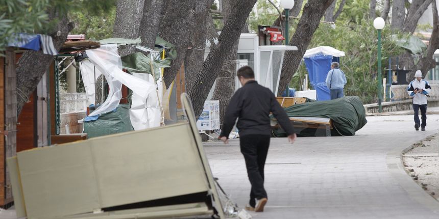 Orkanska bura u Makarskoj (Foto: Ivo Ravlic / CROPIX ) Orkanska bura u Makarskoj (Foto: Ivo Ravlic / CROPIX )