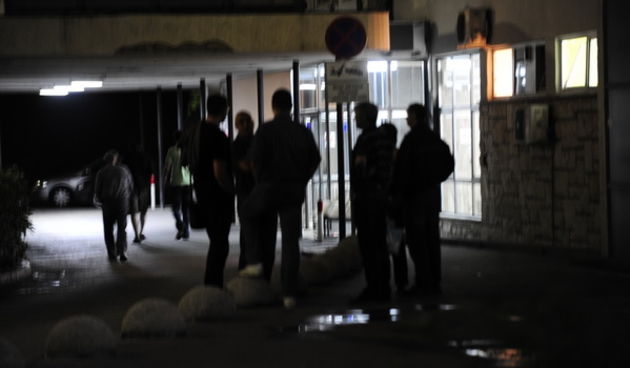 Split,  230511. Nakon teske prometne nesrece u kojoj je stradao hrv. reprezentativac Drago Gabric, obitelj, igraci Hajduka i novinari su se skupili ispred bolnice na Firulama u iscekivanju lijecnickih nalaza. Foto: Nikola Vilic / CROPIX