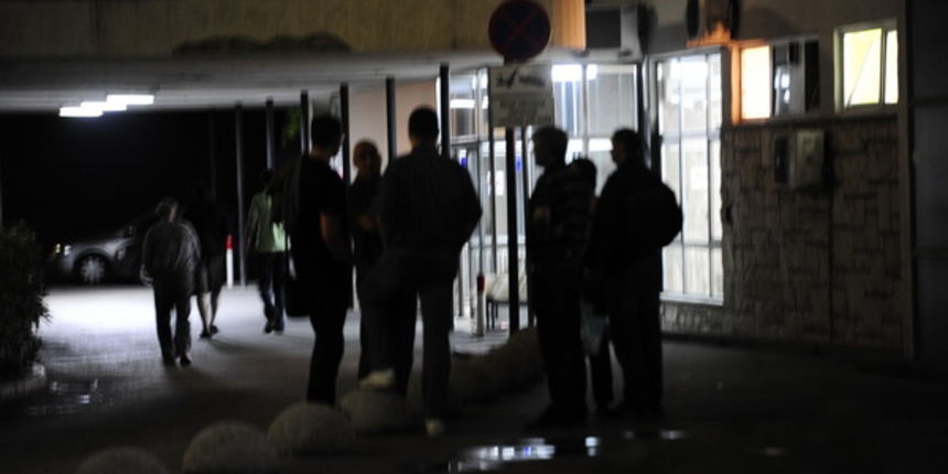 Split,  230511. Nakon teske prometne nesrece u kojoj je stradao hrv. reprezentativac Drago Gabric, obitelj, igraci Hajduka i novinari su se skupili ispred bolnice na Firulama u iscekivanju lijecnickih nalaza. Foto: Nikola Vilic / CROPIX