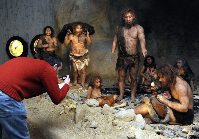 Krapina, 080210.
Novi Muzej krapinskog pracovjeka zavrsen je na svjetski poznatom lokalitetu Husnjakovo u Krapini. Krapinski je pracovjek proslavio hrvatsku znanost diljem svijeta.
Na slici: posjetitelj u razgledavanju.
Foto: Damir Krajac / CROPIX