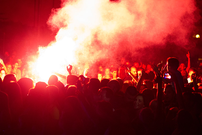 Mještani Bibinja sinoć su uživali u vrhunskom koncertu grupe Colonija na sportskom centru Crljenica Mještani Bibinja sinoć su uživali u vrhunskom koncertu grupe Colonija na sportskom centru Crljenica