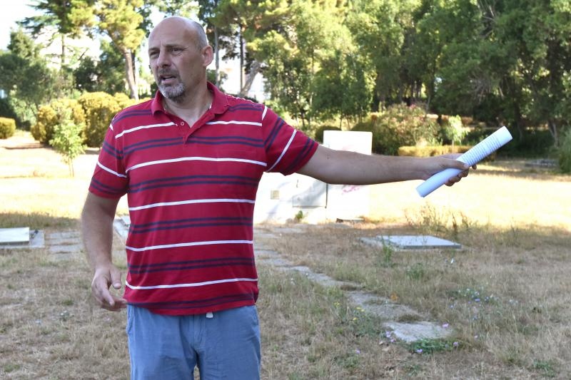 Zadar: Akcija mladih podigla hrvatsku zastavu u znak prosvjeda protiv uzurpacije mora i obale