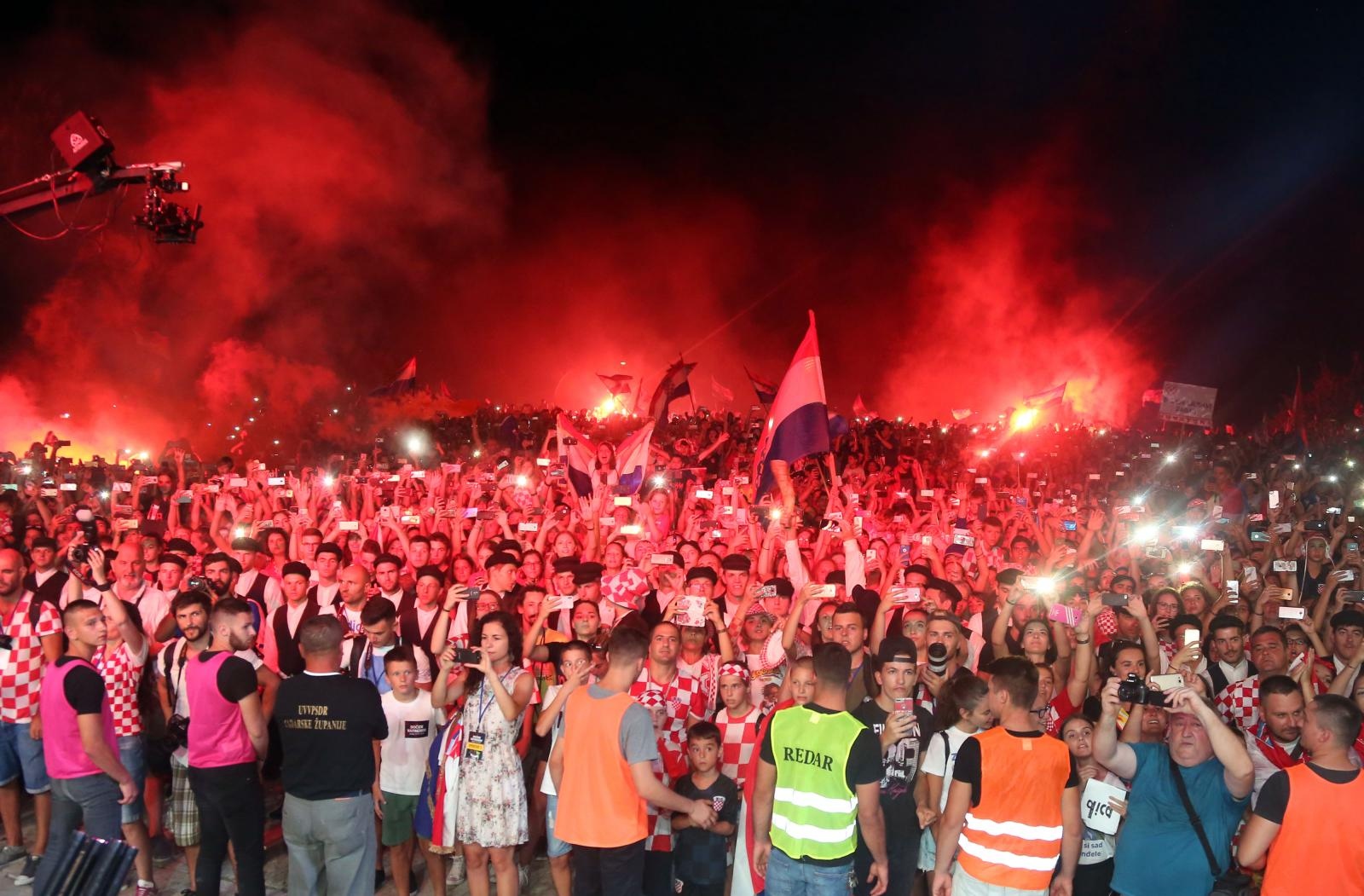 Zadrani na Forumu priredili spektakularan doček za svoje Vatrene Zadrani na Forumu priredili spektakularan doček za svoje Vatrene